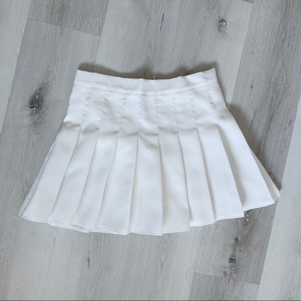 White pleaded skirt